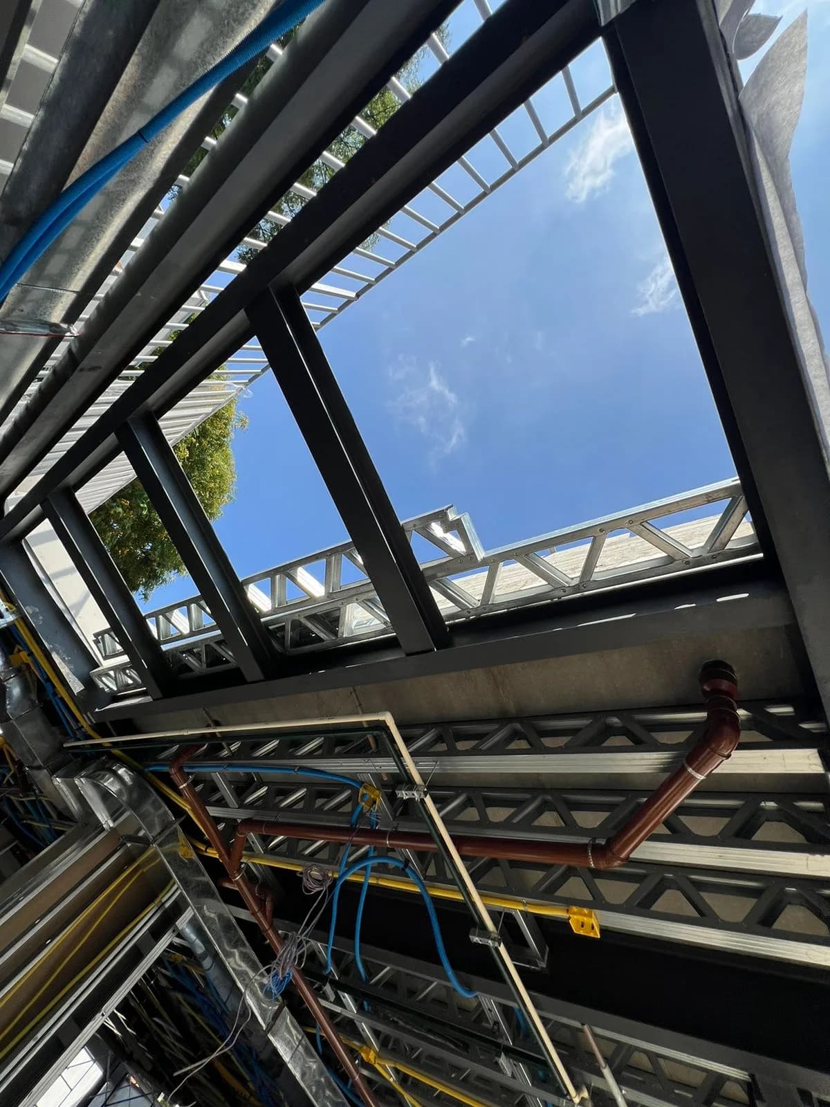 Estrutura Steel Frame em montagem, vista interna das treliças